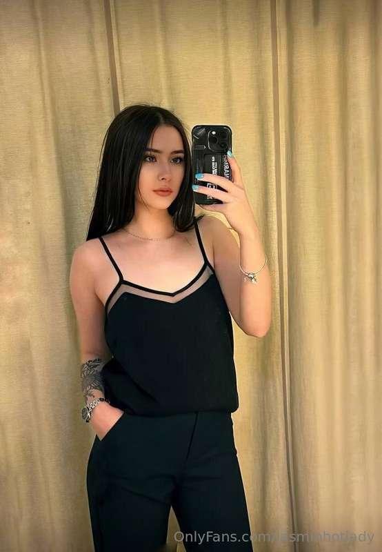 🔥𝗙𝗥𝗘𝗘 𝗢𝗡𝗟𝗬 𝗡𝗢𝗪🔥@sweet_irene You walk into the room and there..