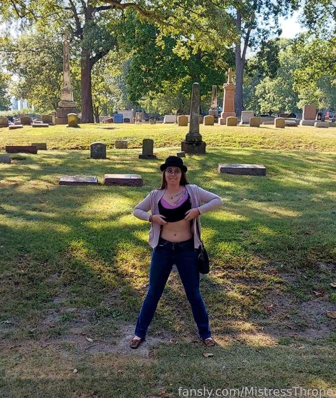 Where am I flashing today? Find out! 

#fyp #flashing #outdoors #smalltits #smallboobs #hat #smile #jeans #ass 