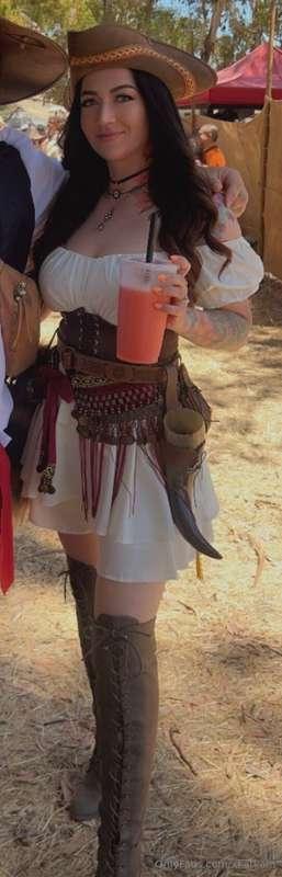 Here was the Renaissance Faire fit from yesterday 🥰🏴‍☠️
