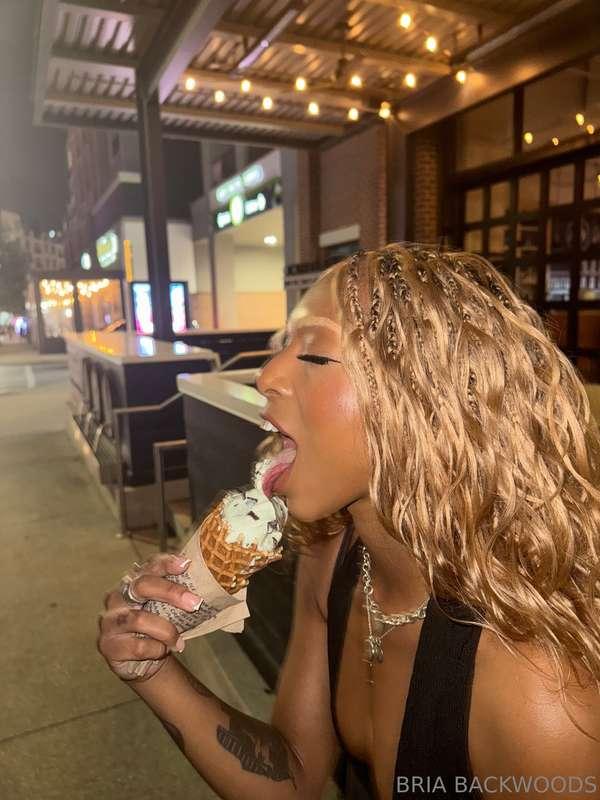 blondes have more fun 🤩🍦