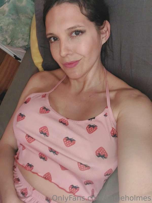 Not leaving my bed today! Let's chat daddy🙈