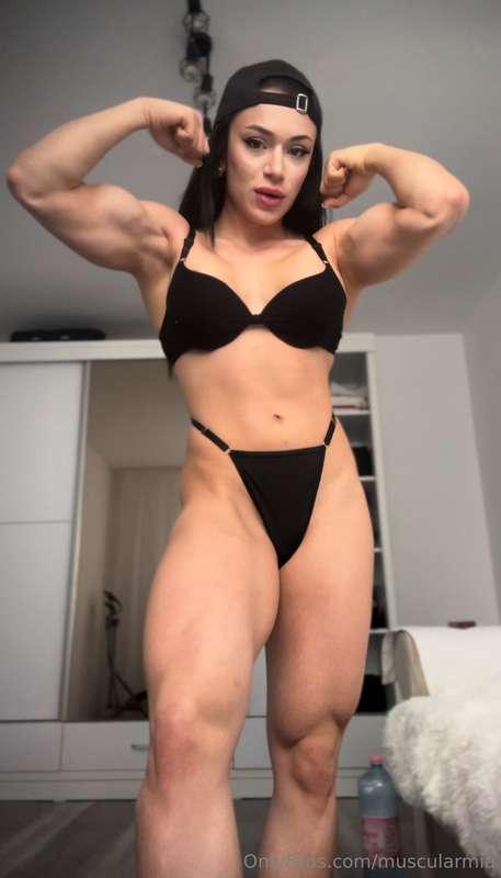 Muscle mommy moment🙊