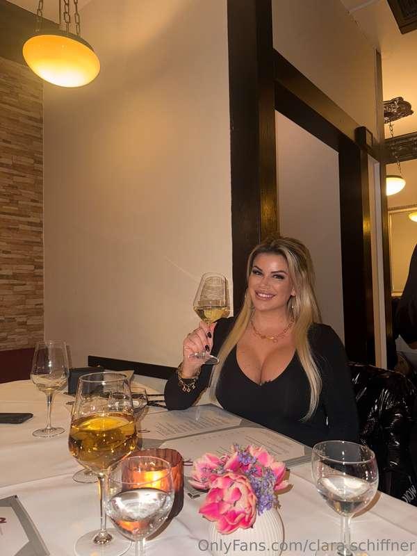 Magst du mit mir "anstoßen"? oder lieber mich anstoßen? 🥵😈😜