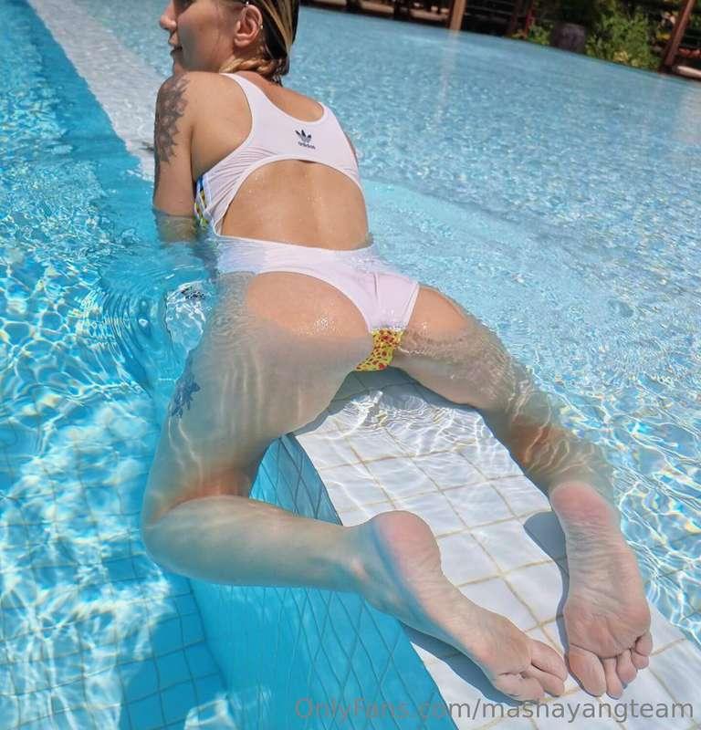 Chilling in the pool with me today?😋
