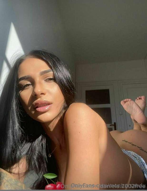 Bruneta asta sexy @monica.sandu a aparut in viata ta la mome..