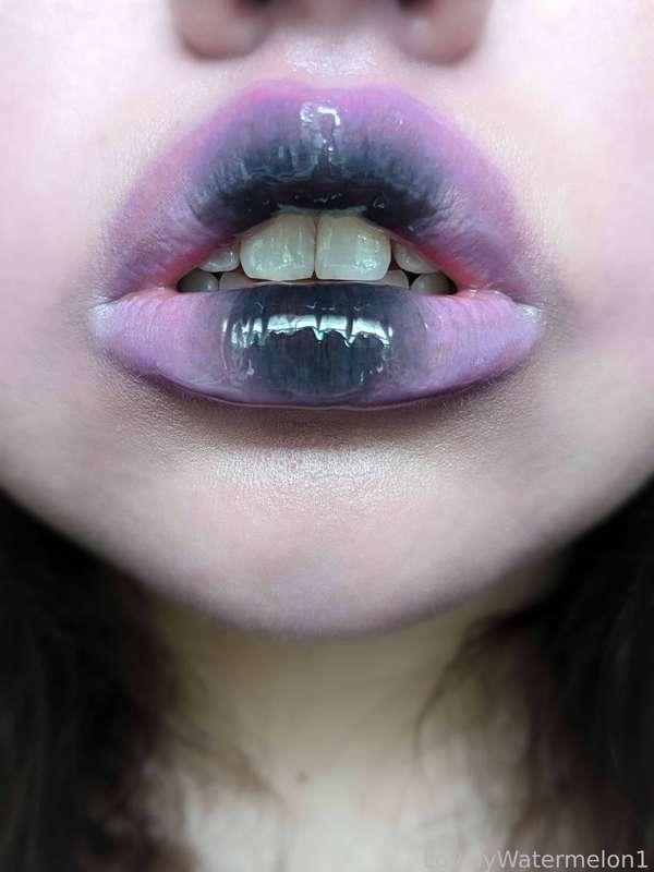 Nothing like getting some sneaky alternative goth kisses hehe 💜🖤

#FYP #LipstickFetish #Lipstick #Lips #LipGloss #MouthFetish #Mouth #Oral #Tongue #Tease #UpClose #Kisses #KissMarks