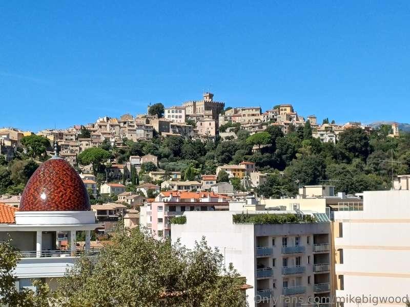 🇫🇷 Loving this view 🤤😜 Not a cloud in site 😂