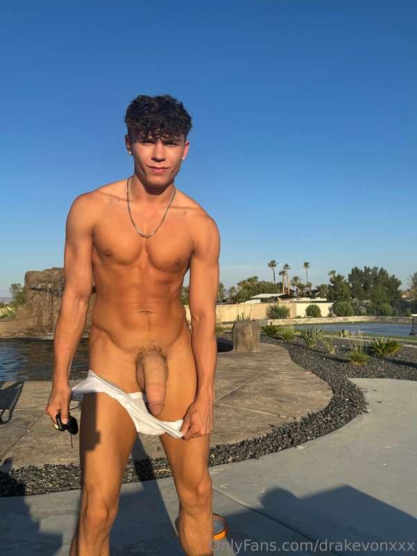 Join me for a swim? 😘