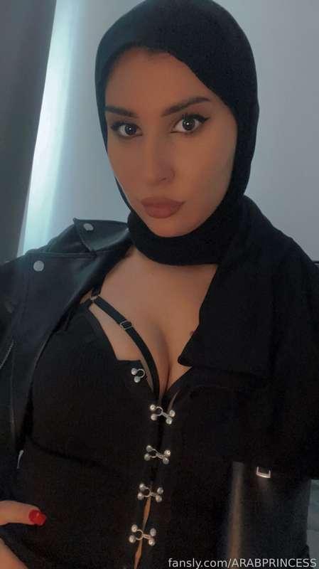 Hot Hijabi girl 🔥😈 Took a selfie for you 😜I I have many new friends here😉 Where are you both from?
#leather #muslim #arab #hijab
@dsbhb