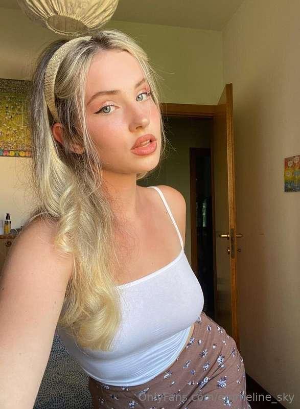 Hot blonde @carol_elena just turned 18 😏 🥵🍌SHE IS CRAVING DE..