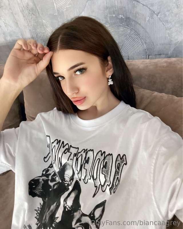 ✨ You’ve seen pretty — but not like @arina.riri ✨Soft curves..