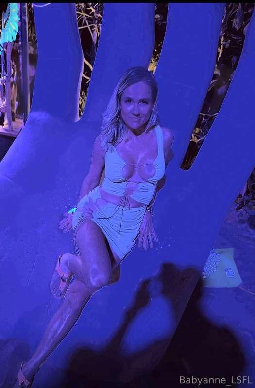 Just leaving the club guys!! Super sweaty from dancing and S..