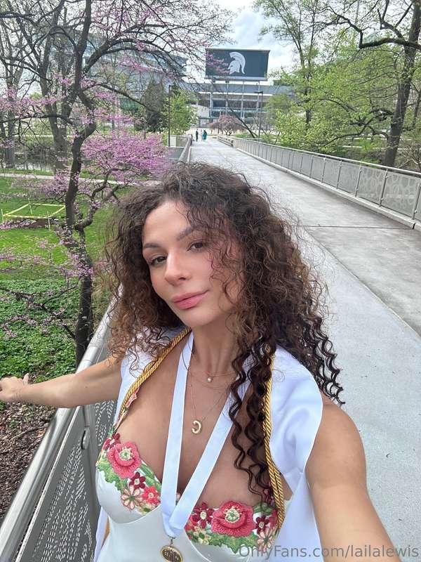 LIVE IN 2 HOURS HEHEHEHE