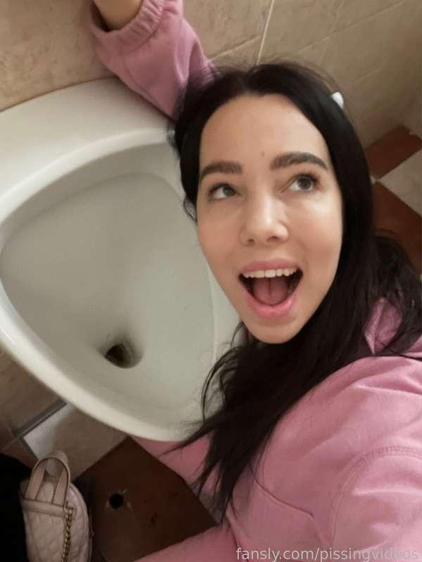 pissingvideos image #3