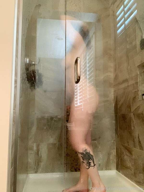 Sunday showers ✨ (The glare is wild, but 🤷🏻‍♀️)