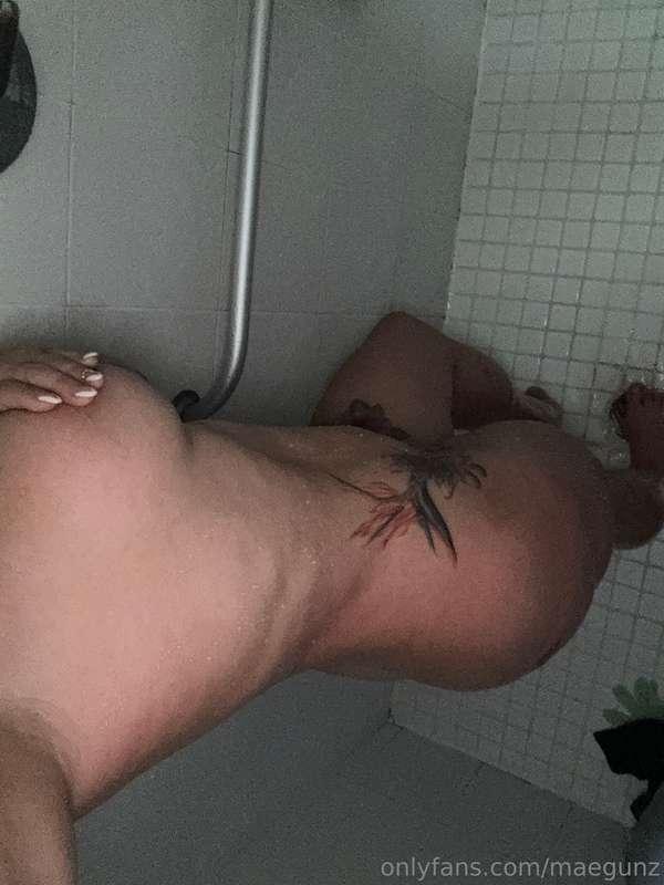 I Love Riding Dick… Who want’s to be under me! 🍆