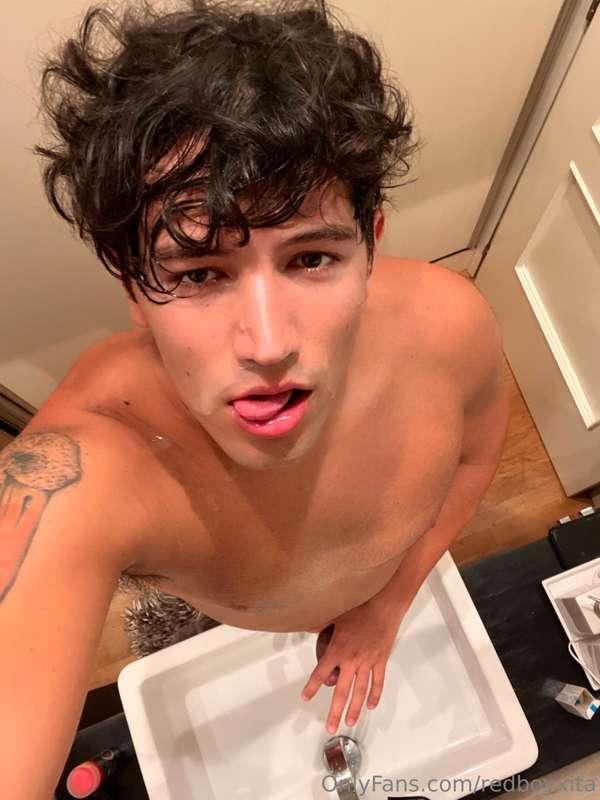 Someone coverd my face with his cum! 💦
Wanna see who did it ..