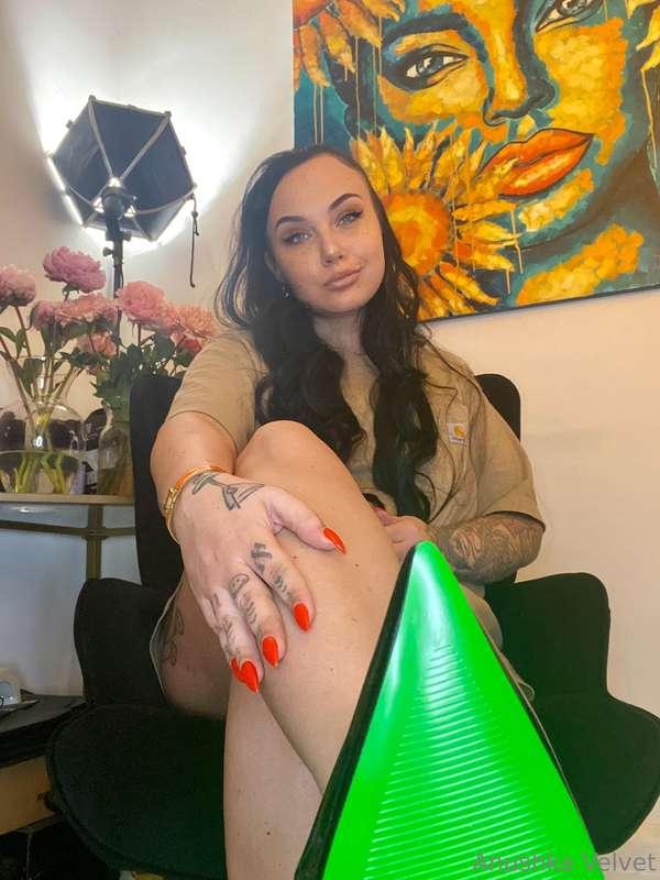💚✨ Ah, green - the color of luck, money, and my fave app! 💸 ..