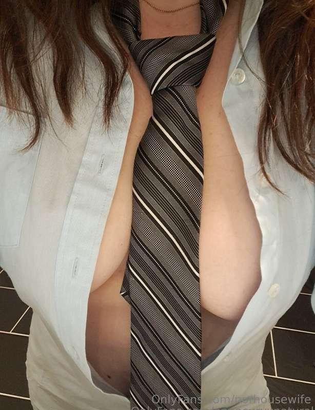 Dette er Anna, en kåt kontordame som elsker å vise seg frem ..