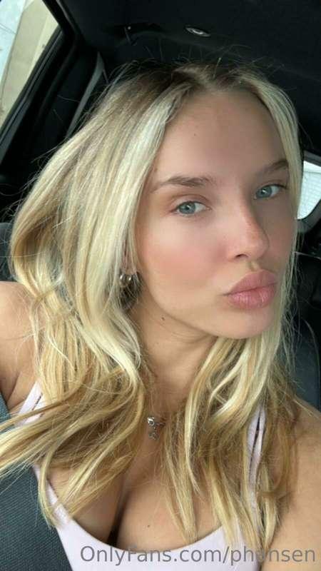come say hi 💋 I don't bite hehe..well maybe a little 😏