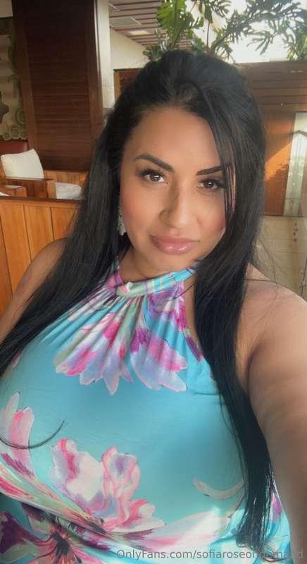 Go ahead. Come subscribe to my VIP, @sofiarose to get a gift..