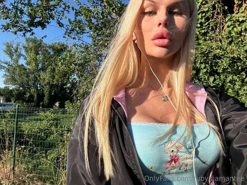 It's such beautiful weather outside today ✨💛 The sun is shin..