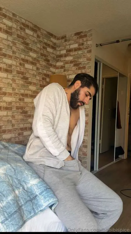 Watch me jerk off on my bed and cum on my hands 💦 😈Full vide..