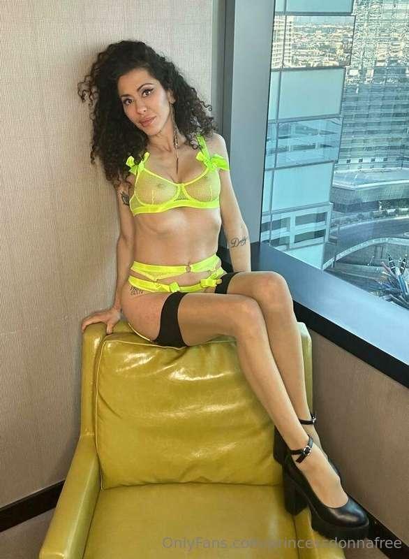 Let me cum brighten up your day😘💛