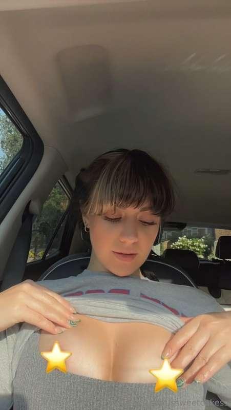 Rubbing my n*pples in public feels so good 😈🍒