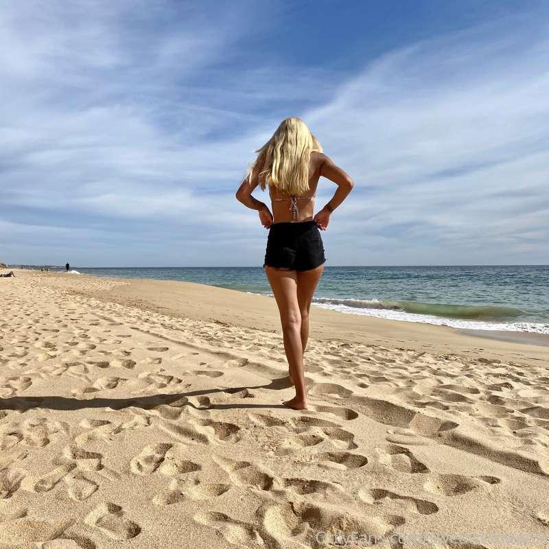 Long legs & a sun kissed tan 😍