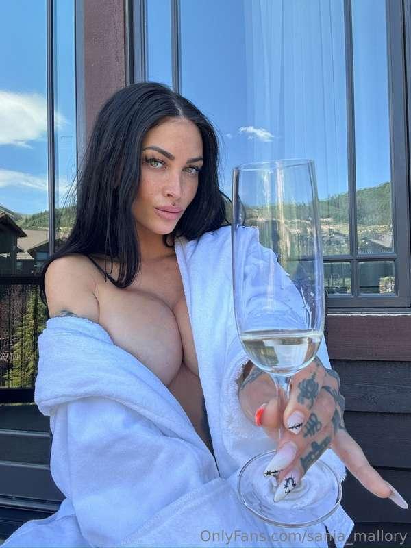 I like my champagne like I like myself… wet & expensive 😏🍾