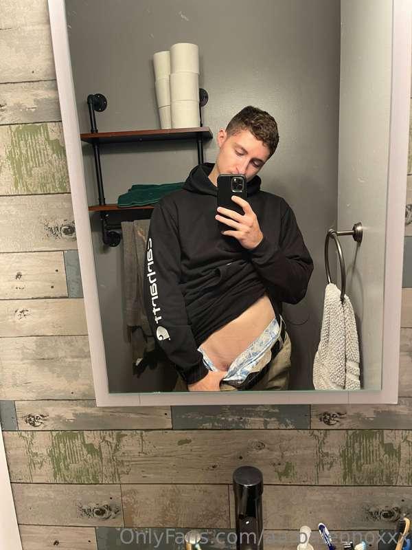 It’s sweatshirt season 🙃 time to change the wardrobe up a bi..