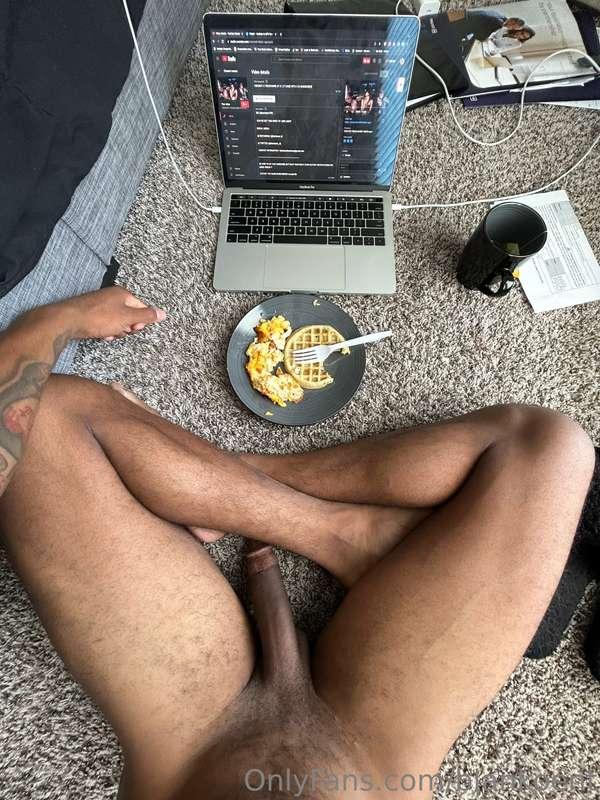 Breakfast & Editing😘  How’s the view? 🥵 NEW CONTENT ON VIP C..