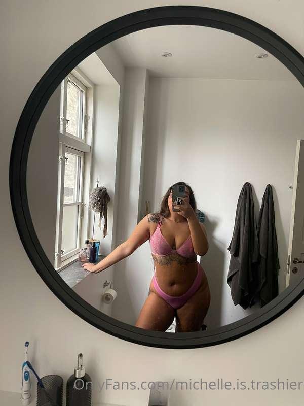 Hi, I’m in Denmark rn. Enjoy this pic of me at my air bnb.😃🇩..