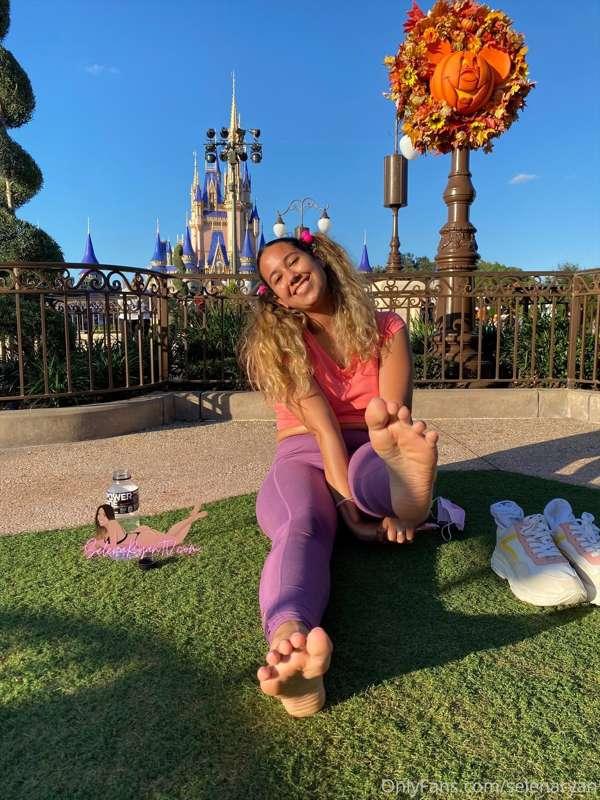 Airing out my toesies at Disney World's Magic Kingdom 🏰🦶🏼