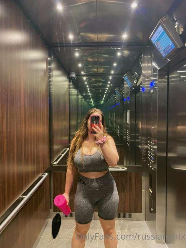 Heyyy!! 😘 Made some new content in my gym outfits for you!! ..