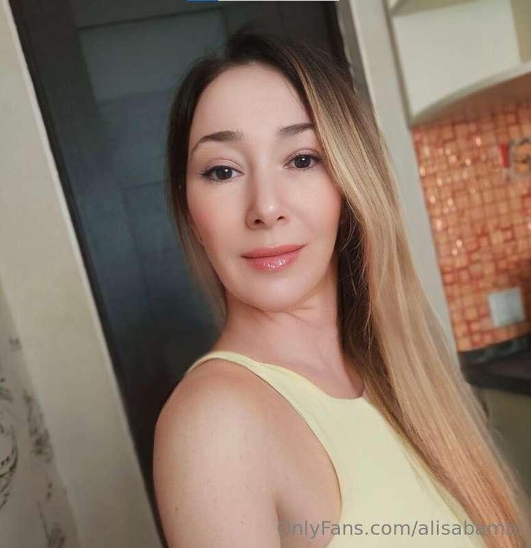 This SEXY MILF knows exactly how to make you ecstasy   🔥d de..