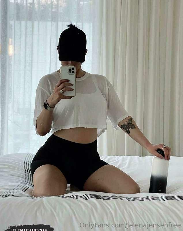 Ready for my workout! Anyone up for some cardio? 😊 @jelenaje..