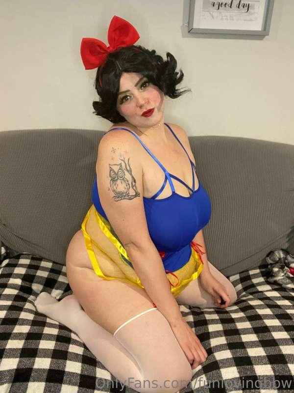 Sneak peak at my latest cosplay😍 just call me **Hoe White** ..