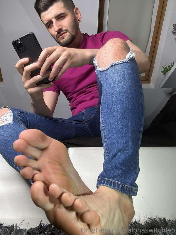 Ignoring you weak beta boys as you lick my soles 😈