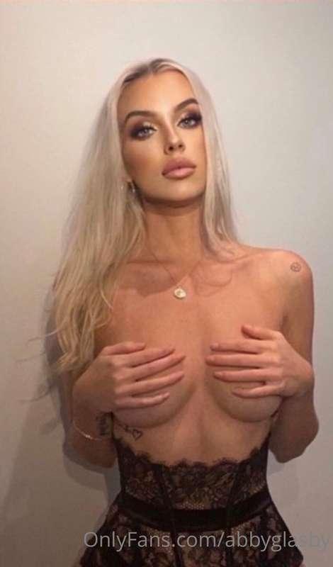 Hand bra or no bra