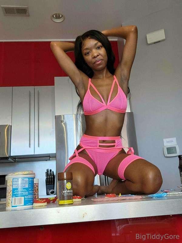 Would you fuck my bestfriend? 😈 She just turned her page FUL..