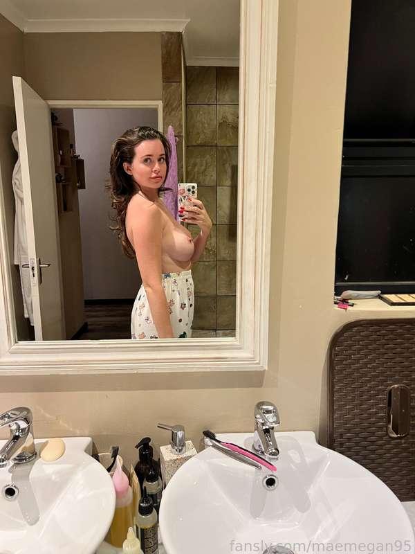 Bedtime tiddies🤭🤍

#fyp #fakeboobs #milf #perfectboobs #nipples #mommy 