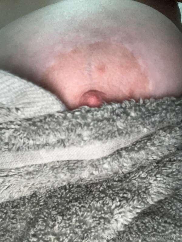 Just got out of the bath 😉 Time for lotion 😏 Anyone want to ..