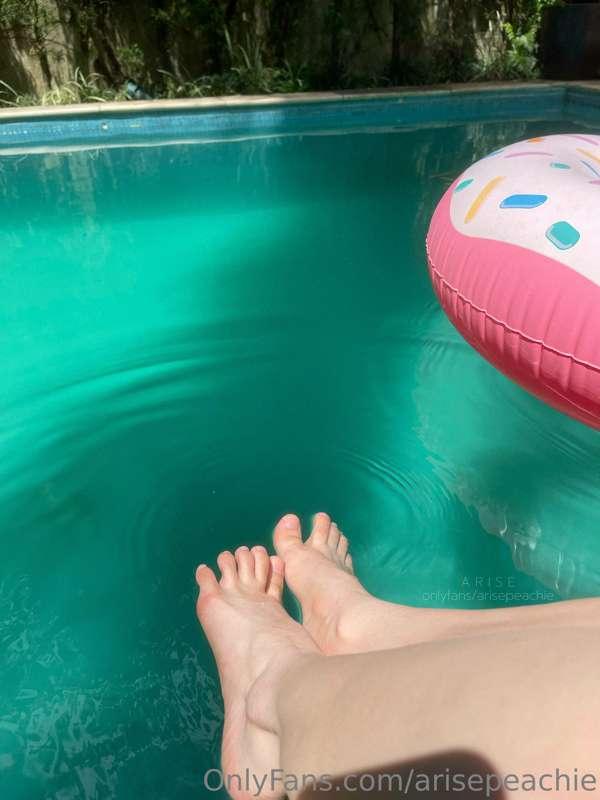 feet post! I really love my tiny feet, they deserve a tip an..