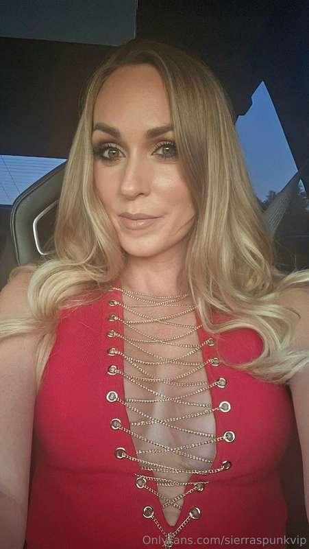 Milf out on the town tonight 😻