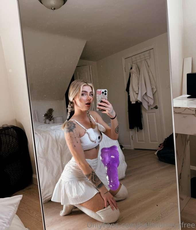 this is exactly how I'm gonna suck your girthy cock tonight ..