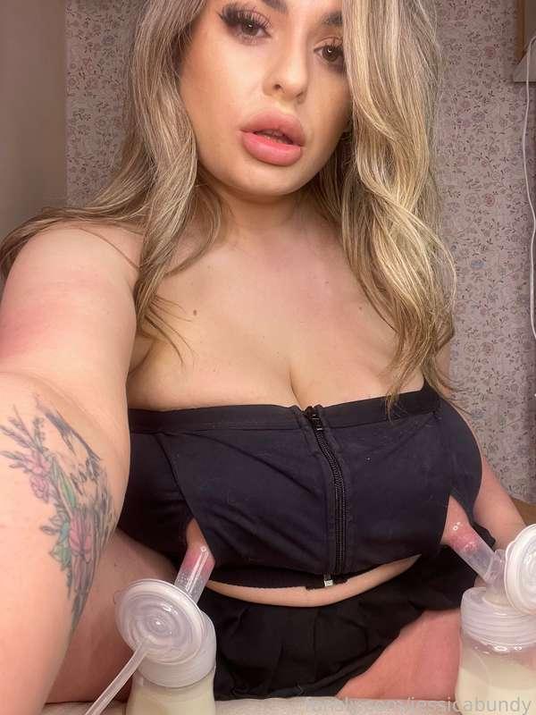Pumps on my sensitive nipples 🥵

#lactation #bigboobs #bigtits #mommy #MILF #milking #curvy #boobs #pumps
#breastpumps