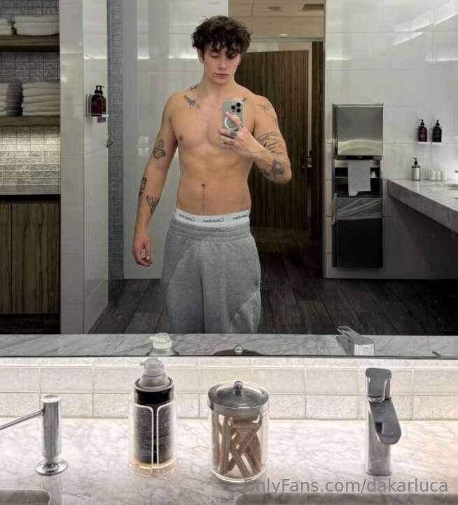 bathroom selfies before I get in the shower… if u wanna join..