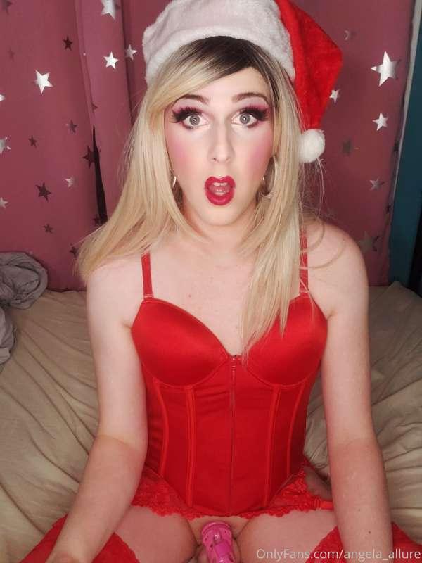 I hope santa brings me a Daddy with a big cock, a fuck machi..